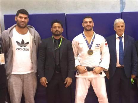 יו"ר האיגוד, משה פונטי, עם סמדג'ה ששון והמדליסט (באדיבות איגוד הג'ודו)