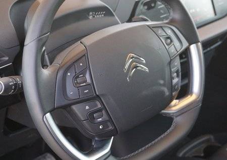 גלגל ההגה נעים לאחיזה. ריבוי פקדים קצת מבלבל אבל נוח בסופו של דבר לשימוש אחרי הסתגלות