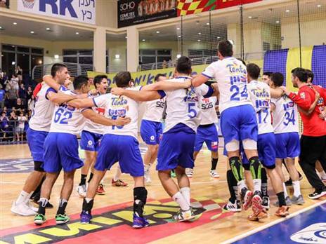 שחקני רמה"ש חגגו בסיום את הזכייה בתואר פעם נוספת (צילום פרטי)