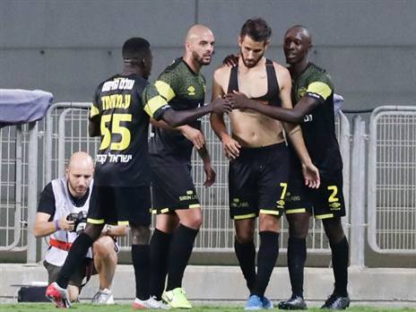 "מנסה להוכיח את עצמי בכל דקה". וארן חוגג את שער הניצחון (צילום: דני מרון)