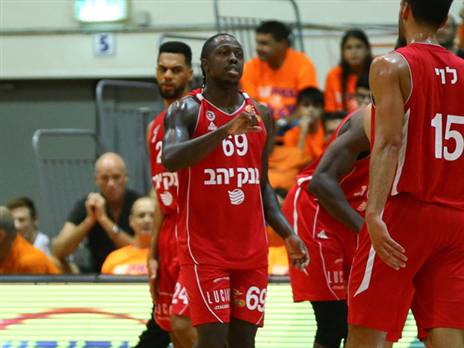 "אין ספק שהוא מרגיש כאן בבית". קטש על בראון (צילום: לירון מולדובן)