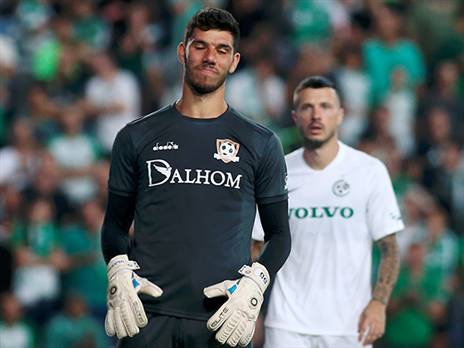 היה טוב, אבל לא הצליח למנוע שלושה שערים. גלזר (אלן שיבר)