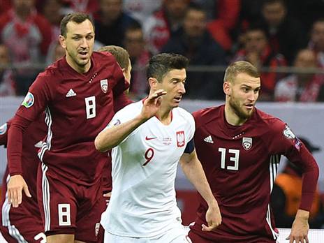 שחקני לטביה מתקשים מול לבנדובסקי. מאזן שערים של 24:1 (GETTY)