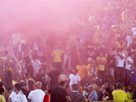 הרימון האדום ביציע הצהוב