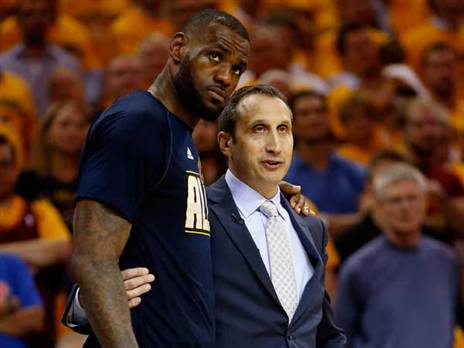 לברון עם בלאט. "הוא לא קשור לפיטורים" (Getty)