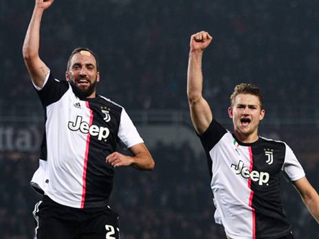 דה ליכט והיגוואין חוגגים. הבלם תפס את מקומו בהגנה של יובה (getty)