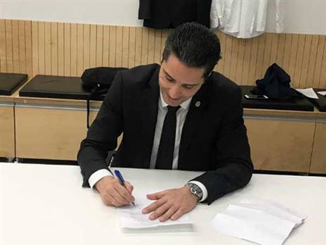 במעמד החתימה (באדיבות מכבי תל אביב, האתר הרשמי)