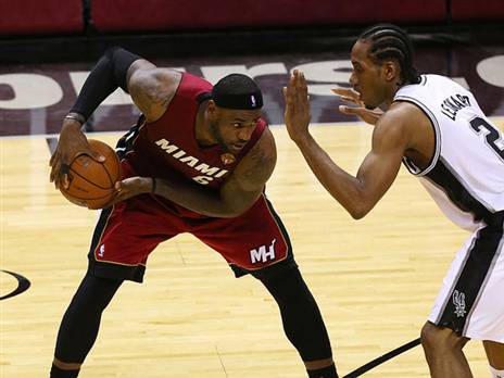 אז עוד לא ממש הייתה יריבות. קוואי ולברון בגמר 2014 (GETTYIMAGES)