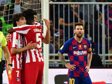 צופה בחגיגה. מסי מבואס (getty)