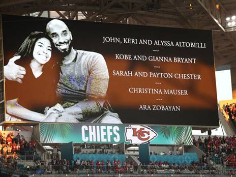 גם בסופרבול, איך לא, ציינו את האסון שגבה את חייו של קובי בראיינט (GETTYIMAGES)