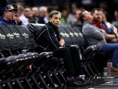 בעלי הקבוצה לא נראה מרוצה (GETTY)