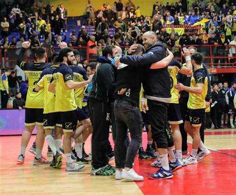 ובצהוב (הדר ואן קולא, איגוד הכדוריד)