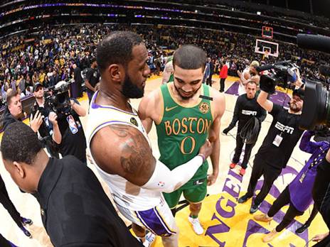 לברון ג'יימס וג'ייסון טייטום בסיום המשחק הלילה. מלך גדול ומלך קטן (GETTY)