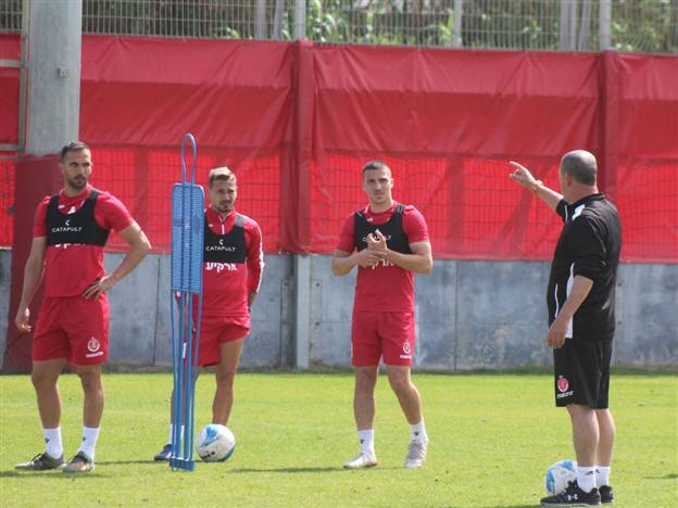 קלינגר מסביר. במרחק של שני מטרים (דוברות הפועל ת"א)