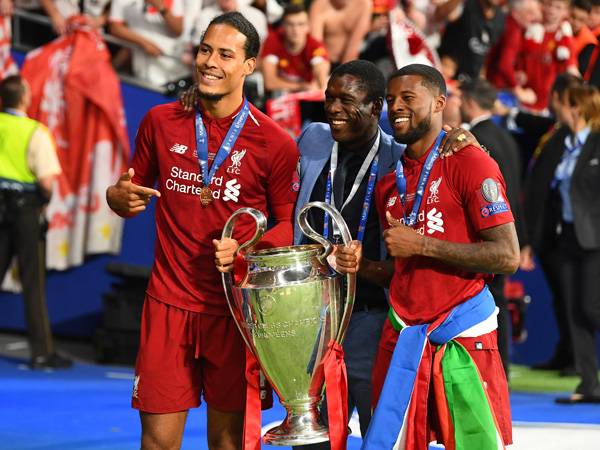 עם ויינאלדום וסיידרוף. מכנה משותף בין הכדורגלנים הסורינאמים (Getty)