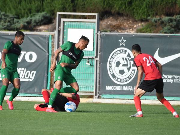 שרי. השווה לירוקים (באדיבות מכבי חיפה, ראובן כהן)