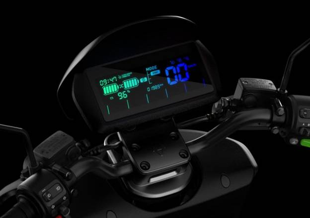 לוח מחוונים דיגיטלי מלא. קריא גם מול קרני השמש היוקדת