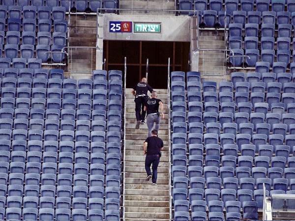 האוהדים מלווים ע"י כוחות האבטחה מחוץ לאצטדיון (צילום: אלן שיבר)