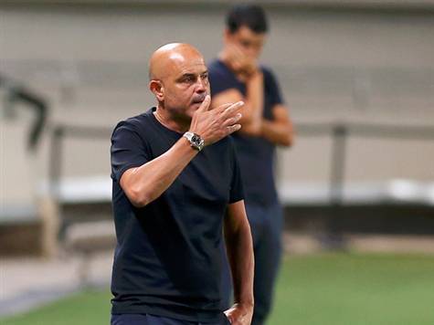 לא מדבר על הנבחרת. אבוקסיס (אלן שיבר)