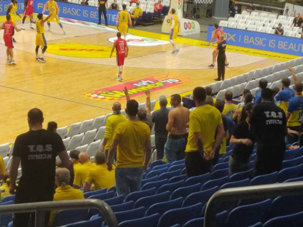 אוהדי מכבי ת"א נכנסו להיכל מנורה. מבוא לבלאגן