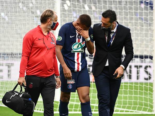 אמבפה נפגע ואולי הסתכן בהמשך העונה (getty)