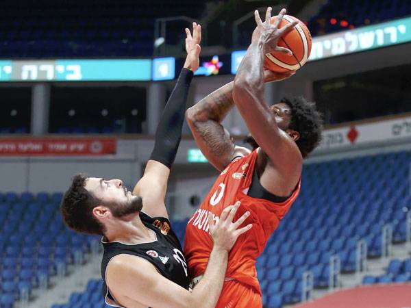 אוליבר, נקודת האור של נס ציונה (אלן שיבר)