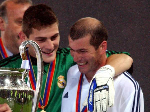 עם גביע האלופות ב-2002. המשחק בו סן איקר נולד (GETTY)