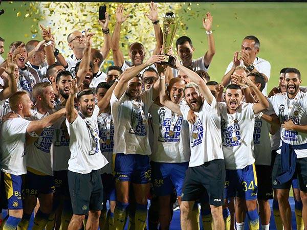 הסיפתח. גביע ראשון לדניס (אלן שיבר)