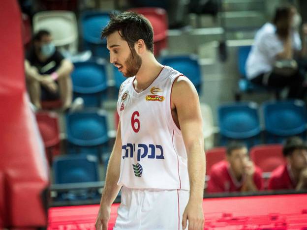 בלאט, ספג מכה קשה בראשו לקראת הסיום (עודד קרני)
