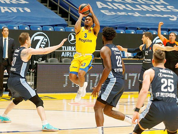 מכבי ת"א התקשתה מול ההגנה הרוסית (אלן שיבר)