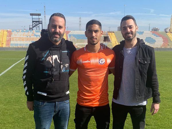 תמם אחרי החתימה בראשל"צ (באדיבות הפועל ראשל"צ)