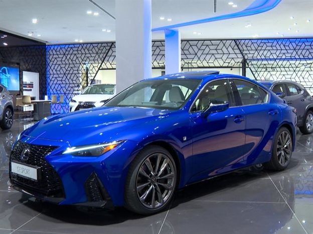 לקסוס is300 באולם התצוגה בהרצליה (צילום: מערכת עולם הרכב)