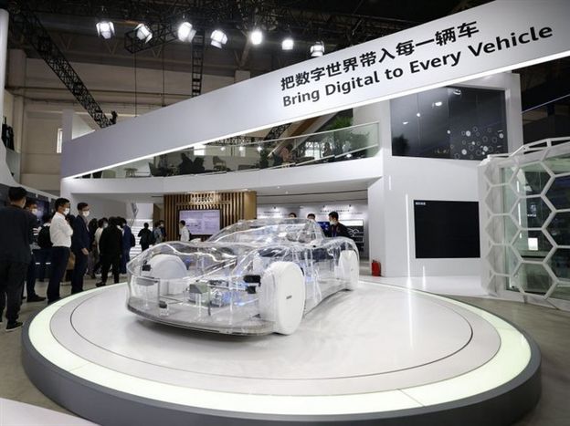 הפלטפורמה השקופה של Huawei בתערוכת התחבורה בסין, 27 בספטמבר 2020 (צילום: Getty)