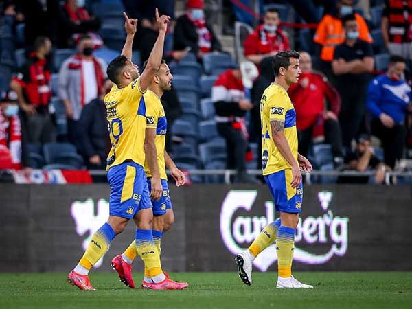 נלחמת בכל החזיתות, מכבי ת"א (מאור אלקסלסי)