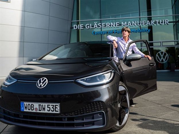 מאמן נבחרת גרמניה יואכים לב, בצילומי תדמית לפולקסווגן ID.3 אשתקד בפרנקפורט (צילום: Getty)