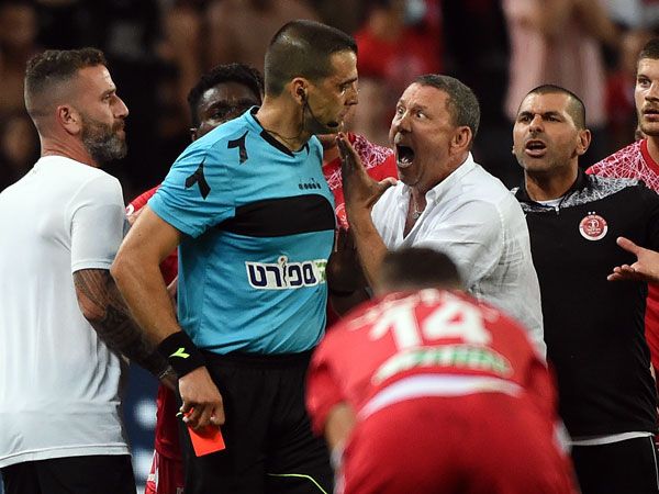 תמונות לא מכובדות בסיום המשחק בבלומפילד (ברני ארדוב)