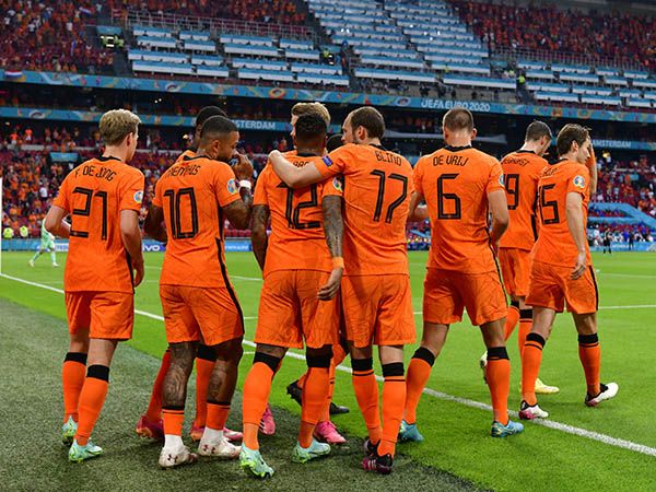 הולנד בשמינית (GETTY)