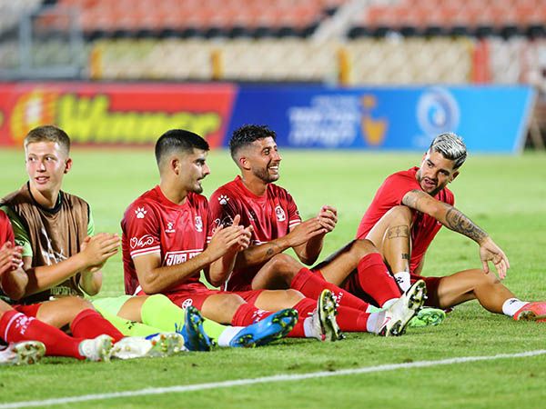 דור מיכה. מחייך באדום (לירון מולדובן)