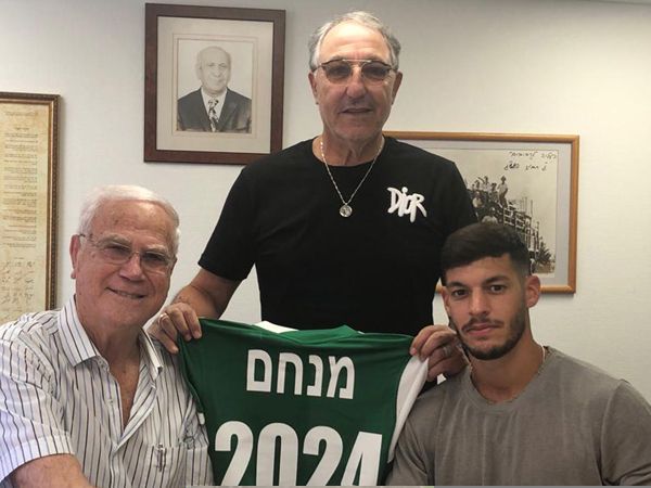 מנחם, שחר והסוכן ג'קי דהן (באדיבות מכבי חיפה)