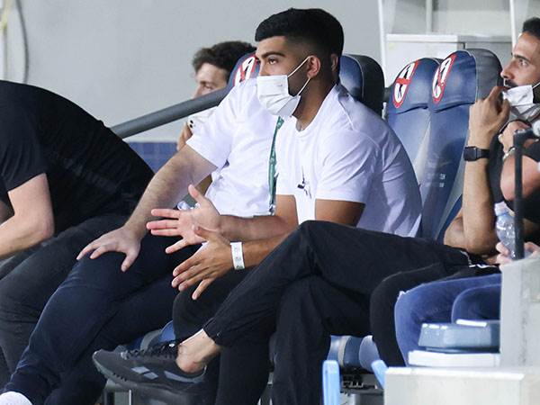 ישב ביציע עד שהעניין סודר (דני מרון)