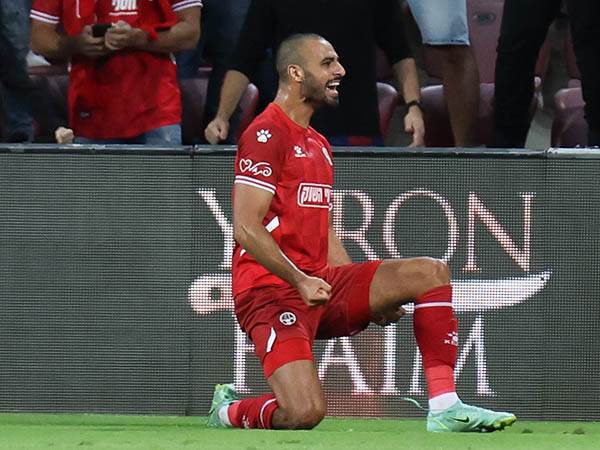 הפרחים ששתלת, מלבלבים במקום אחר. ספורי חוגג במדי ב"ש (צילום: דני מרון)