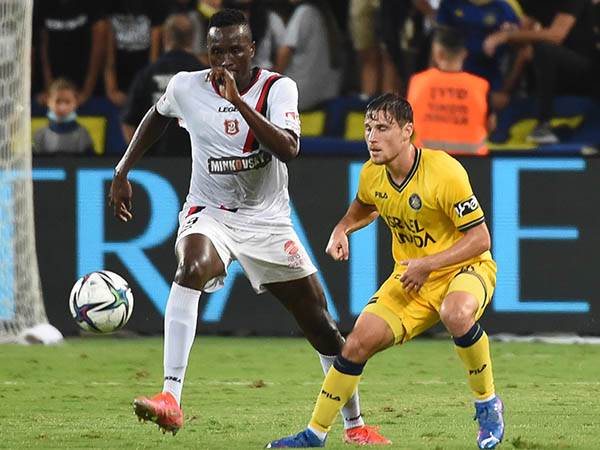 חש מתיחה בירך, וייבדק. קניקובסקי (מימין) (צילום: ברני ארדוב)