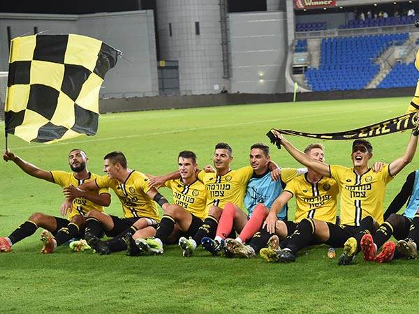 השחקנים והאוהדים חגגו בסיום (ברני ארדוב)