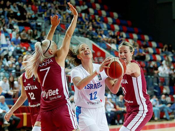 הלטביות השתלטו על המשחק במחצית השניה (אלן שיבר)