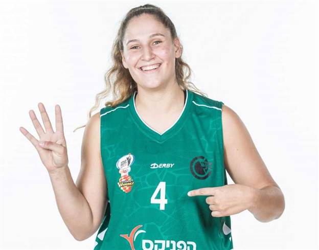 קסטן וקבוצתה מחכות להרצלייניות (קרדיט: מנהלת ליגת העל לנשים)