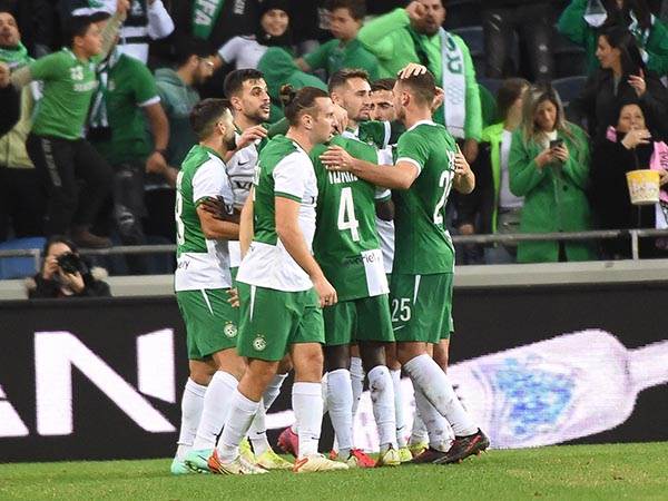 "הדשא מקשה על הנעת כדור מהירה ומשחק התקפי" (ברני ארדוב)