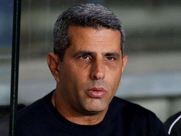 מנסה להרים את המוראל. שרון מימר (אלן שיבר)