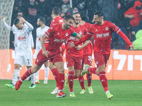 ויטור חוגג עם חבריו לקבוצה. בדרך לאליפות? (דני מרון)