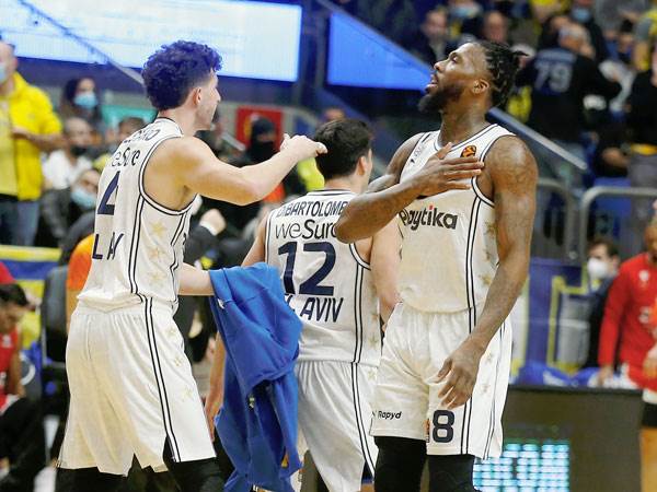 ג'יילן ריינולדס חוגג. החזיק את הקבוצה בדקות בלי ז'יז'יץ' (אלן שיבר)