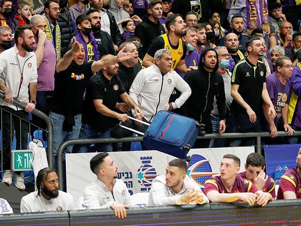 אוהדי חולון במהלך המשחק. לא נעים (אלן שיבר)